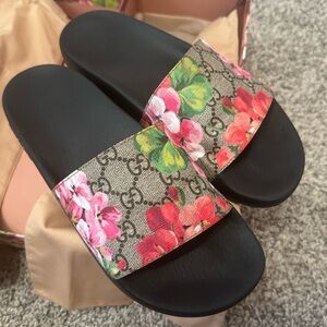 Gucci GG Supreme Bloom Slides